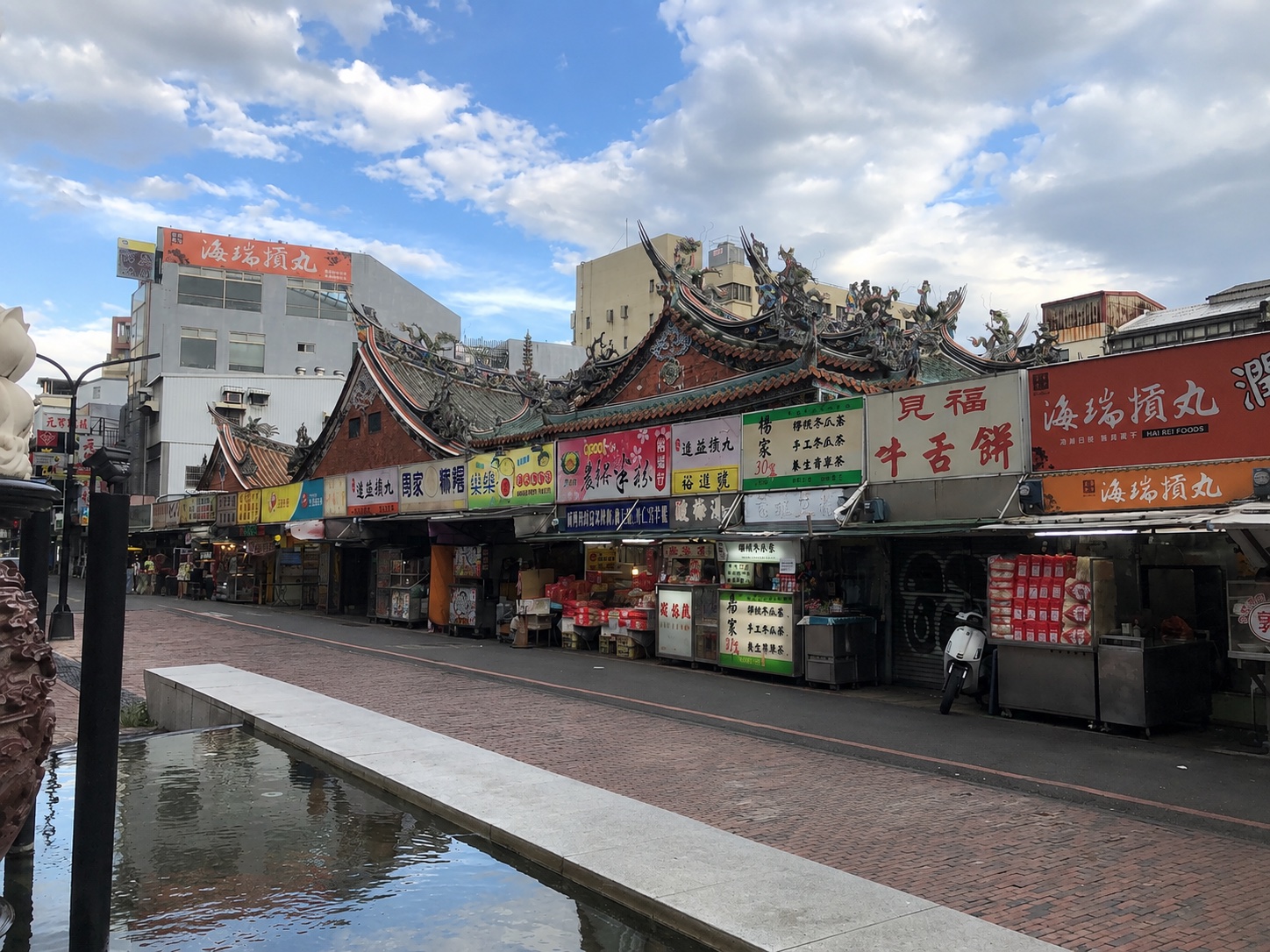 新竹城隍廟與周邊小吃街景